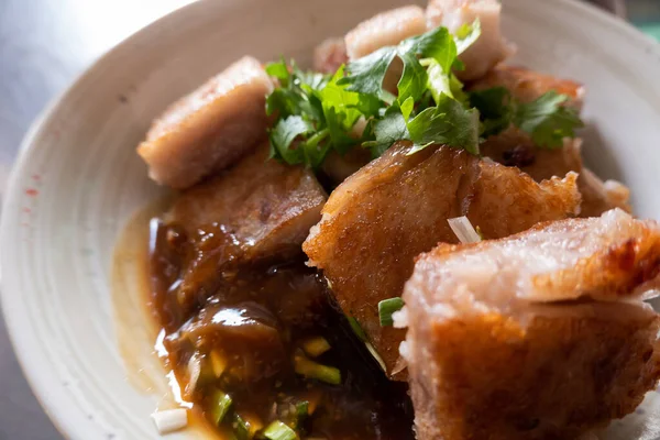 Restorandaki bir masada Tayvan usulü turp keki.