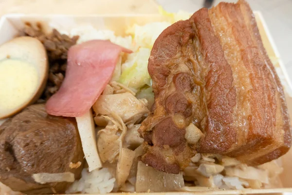 Tayvan usulü abur cubur, soya yahnisi ve pilav.