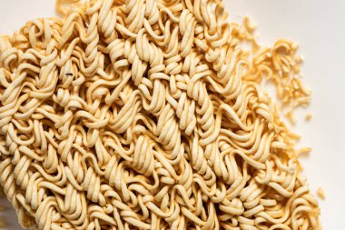 Tabaktaki kuru erişteler, yakın plan görüntü.