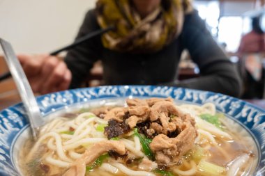 Restoranda çorbalı udon eriştesi.