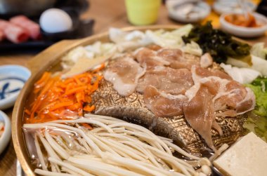 Bir restoranda bakır ızgara tepsisi üzerinde Kore barbeküsü