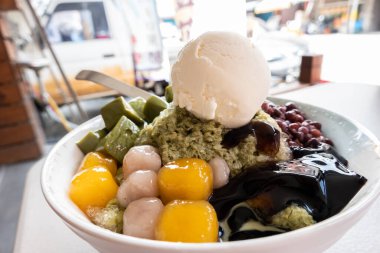 Renkli tatlı ve buzlu dondurma yemek, ünlü Tayvan atıştırmalıkları.