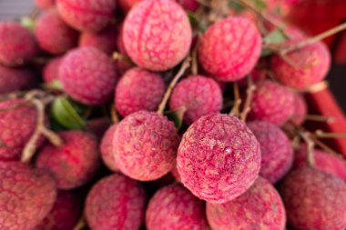 Tayvan 'daki geleneksel pazar yerinde olgunlaşmış liçi yığınları