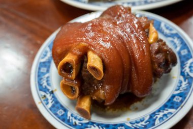 Tayvan usulü domuz ayağı, restoranda geleneksel yemek.