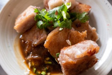 Restorandaki bir masada Tayvan usulü turp keki.