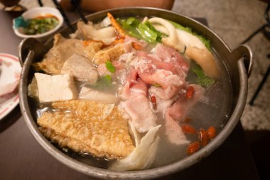 Tayvan restoranında sebzeli ve etli küçük bir tencere.