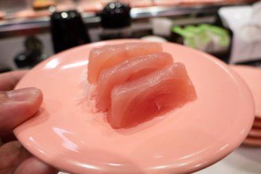 Tayvan 'daki restoranda bir tabakta hızlı suşi.