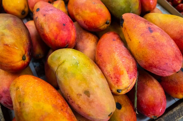 Stapel Von Mangofrüchten Leuchtend Roter Farbe Auf Dem Traditionellen Markt — Stockfoto
