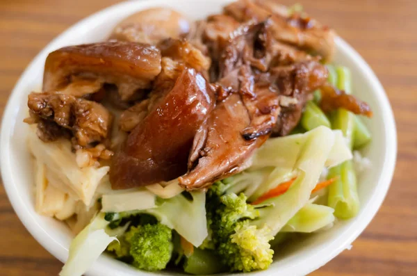 台湾料理の豚ナックルライスをテーブルの上のボウルに入れ — ストック写真