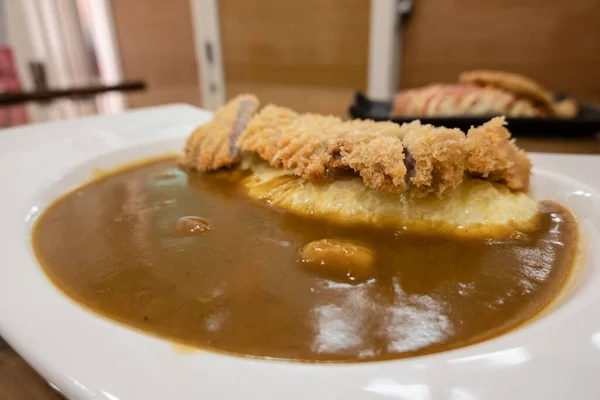 Japanisches Curry Mit Reis Und Gebratenem Schweinefleisch Auf Einem Tisch — Stockfoto