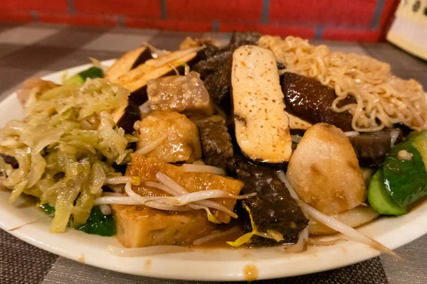 テーブルの上に豚肉と豆腐と蒸し料理の台湾のスナック — ストック写真