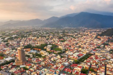 Nantou, Tayvan - 25 Eylül 2019: Günbatımı Puli kasabası manzaralı binalar, Nantou, Tayvan