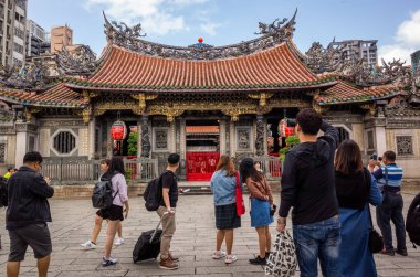 Taipei, Tayvan - 20 Ekim 2019: Taipei, Tayvan 'daki Lungshan Tapınağı' nın ünlü eğlencesi