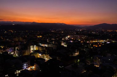 Nantou, Tayvan - 5 Kasım 2019: Puli kasabasının akşamları havadan görünüşü, Nantou, Tayvan