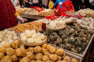 Taipei, Tayvan - 23 Ocak 2020: Çin Yeni Yılı 'nda Dihua Caddesi' nin pazar yeri. İnsanlar burada her türlü geleneksel Çin yemeği ve malını bulabilirler..