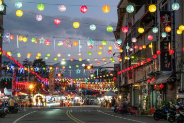 Puli Kasabası, Tayvan - 02 Aralık 2020: renkli Çin fenerleri sokağa asıldı, Taoist özel kurban töreni Puli kasabası, Nantou, Tayvan