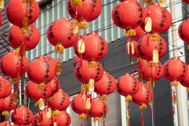 Puli Kasabası, Tayvan -06 Aralık 2020: Kırmızı Çin fenerleri sokağa asıldı, Taoist özel kurban töreni Puli kasabası, Nantou, Tayvan
