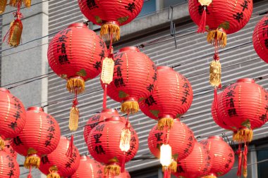 Puli Kasabası, Tayvan -06 Aralık 2020: Kırmızı Çin fenerleri sokağa asıldı, Taoist özel kurban töreni Puli kasabası, Nantou, Tayvan