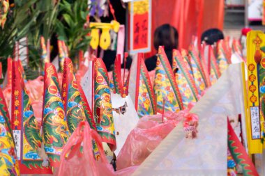 Puli Kasabası, Tayvan - 6 Aralık 2020: Taoist özel adak töreni sırasında masada yiyecek ve meyve sunumu, Nantou, Tayvan