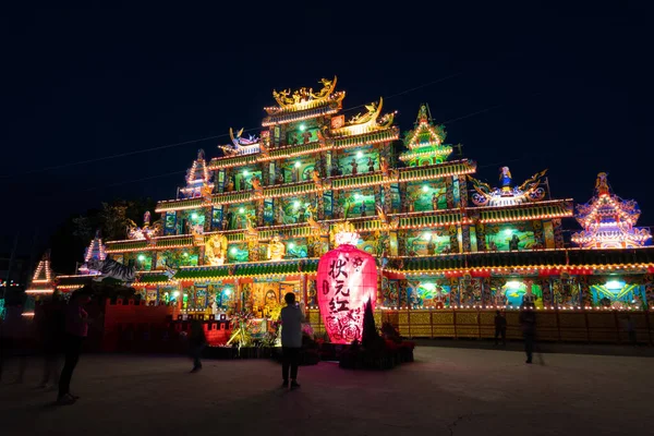 台湾プリ郷 2020年12月2日 中国祭壇で夜のカラフルな建物 台湾南投市プリ郷で道教の特別な献身犠牲式 — ストック写真