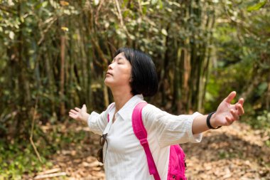 gezgin kadın Tayvan 'daki ormanda kendini özgür hissediyor.