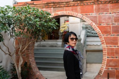 Eski bir Çin binasında seyahat eden modern Asyalı kadın.