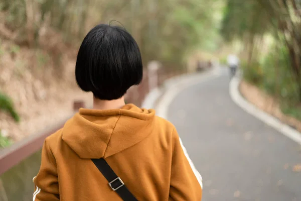 Vue Arrière Femme Asiatique Marcher Sur Chemin Extérieur — Photo