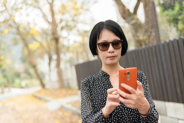 Mulher Asiática Madura Usando Telefone Celular Exterior — Fotografia de Stock