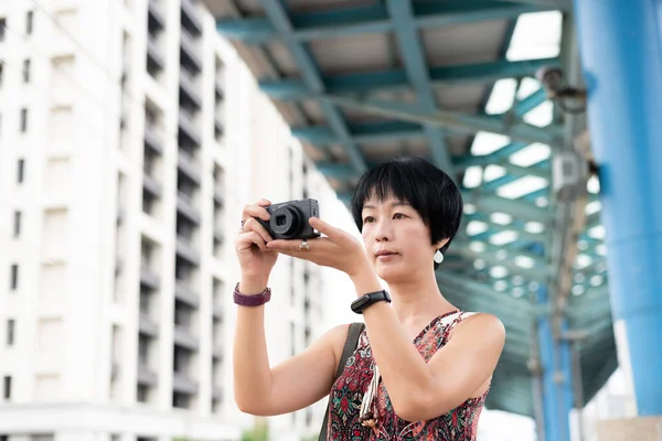 Dışarıdaki Tren Istasyonunda Dijital Kamera Kullanan Asyalı Bir Kadın — Stok fotoğraf