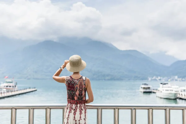 Traveling Asian Woman Hat Standing Sun Moon Lake Taiwan — Stock Photo, Image