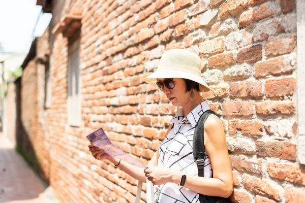 Viajando Mujer Asiática Consultar Mapa Vieja Calle Ciudad Lukang Condado —  Fotos de Stock