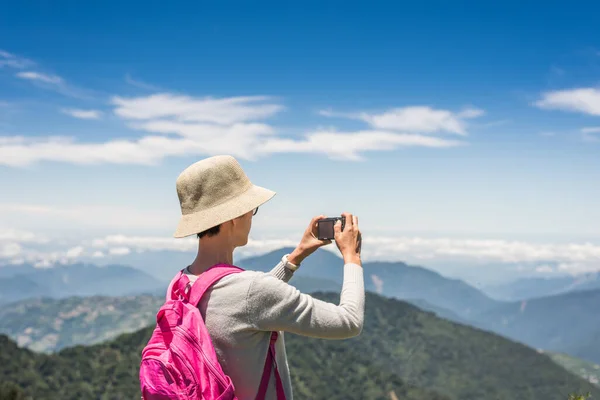 アジアの登山の女性は 台湾のHehuan山で写真を撮る — ストック写真