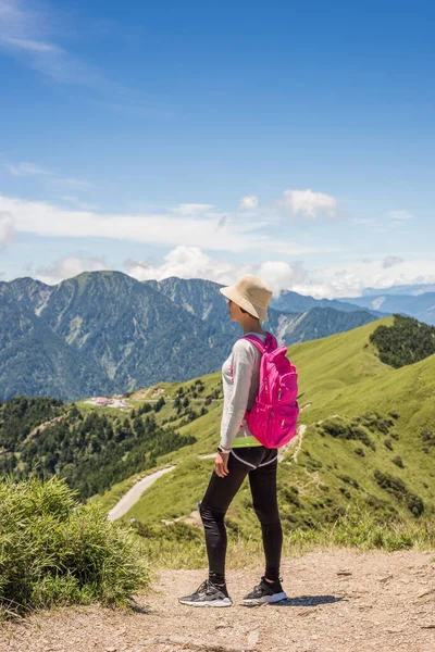 Asyalı Dağcı Kadının Dikiz Aynasından Tayvan Daki Hehuan Dağına Bak — Stok fotoğraf