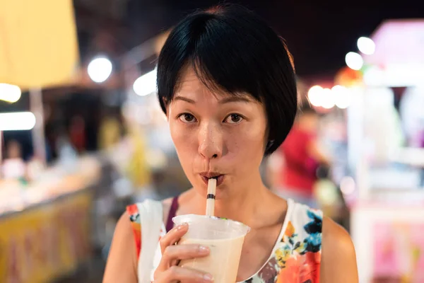 Ασιάτισσα Γυναίκα Κρατώντας Διάσημο Ταϊβανέζικο Τσάι Γάλα Φούσκα Στη Νυχτερινή — Φωτογραφία Αρχείου