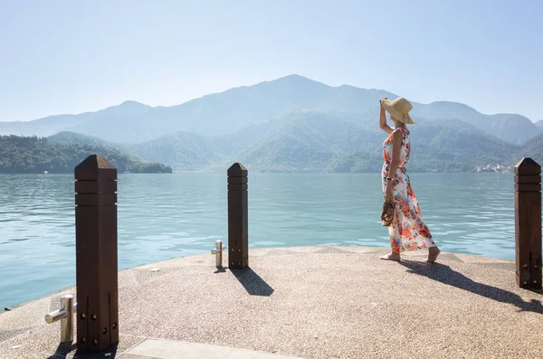 Traveling Asian Woman Hat Walking Dock Sun Moon Lake Taiwan — Stock Photo, Image