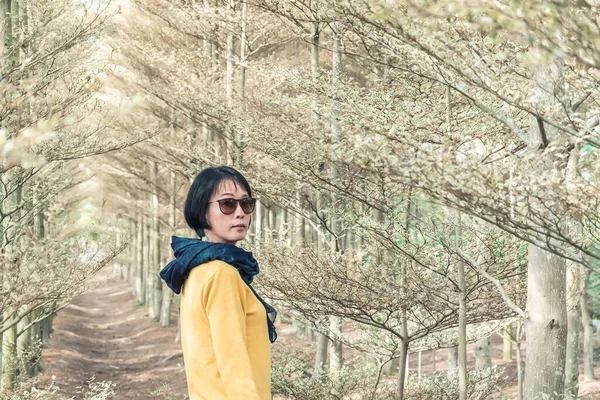 Primer Plano Retrato Moderna Mujer Madura Asiática Bosque —  Fotos de Stock