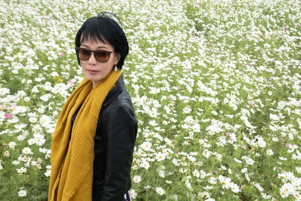 Moderna Mujer Asiática Caminando Colorido Cosmo Flores Granja —  Fotos de Stock