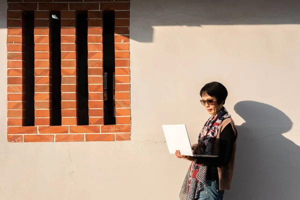 Asijské Žena Použití Notebook Proti Zdi Starověké Budově — Stock fotografie