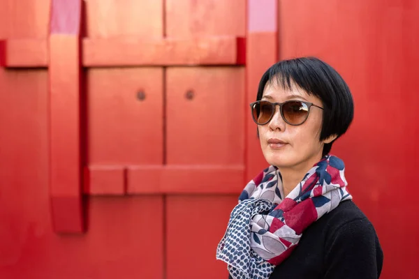 Mulher Asiática Moderna Retrato Contra Porta Madeira Vermelha Velho Edifícios — Fotografia de Stock