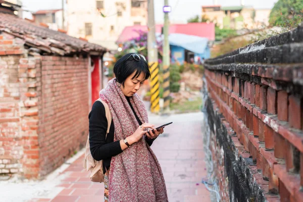 Viajando Mujer Asiática Usando Teléfono Celular Una Vieja Calle Taiwán — Foto de Stock