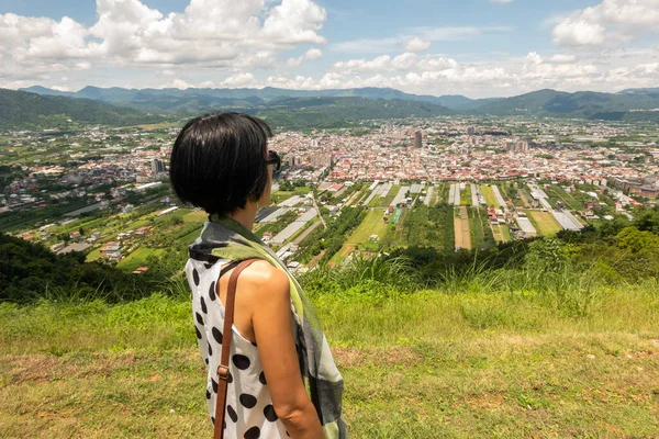 Asiatin Steht Auf Einem Hügel Und Blickt Auf Die Stadt — Stockfoto