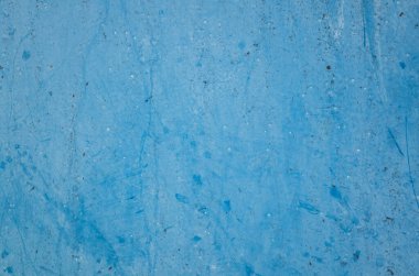 Paslı metal duvarın arka planı mavi renkte