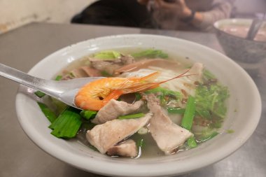 Tayvan 'da bir restoranda geleneksel Tayvan erişte çorbası.