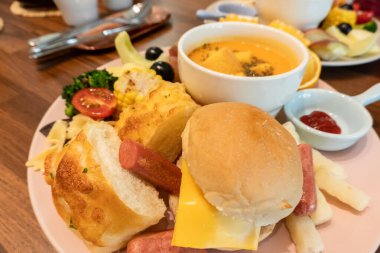 Evde ekmek ve meyveli doyurucu bir kahvaltı.