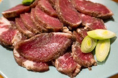 Evde mangal partisi için tabakta çiğ domuz eti var.