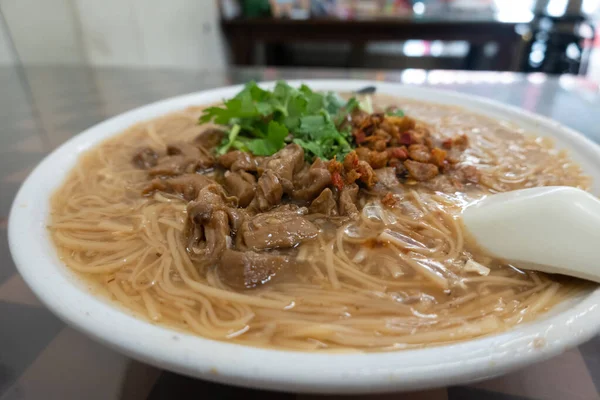 Fideos Finos Con Intestino Cerdo Una Mesa Restaurante — Foto de Stock