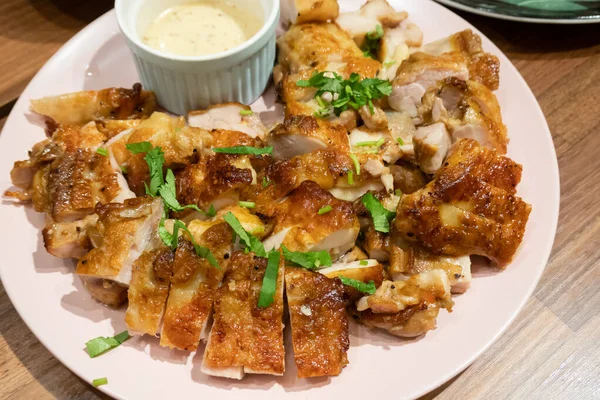 Sliced Roast Chicken Plate Closeup Image — Stock Photo, Image