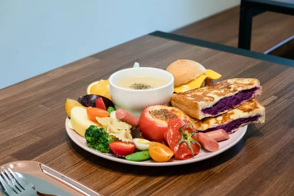 Herzhaftes Frühstück Mit Brot Und Obst Auf Dem Heimischen Teller — Stockfoto