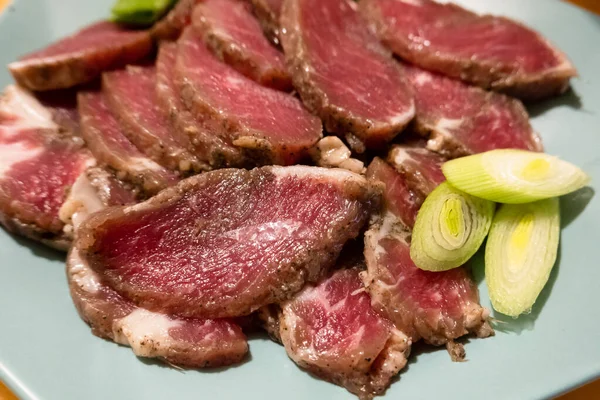 Evde mangal partisi için tabakta çiğ domuz eti var.