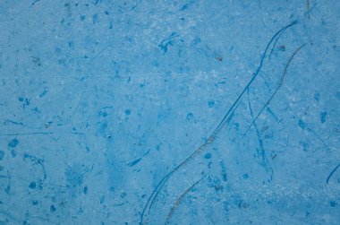 Paslı metal duvarın arka planı mavi renkte
